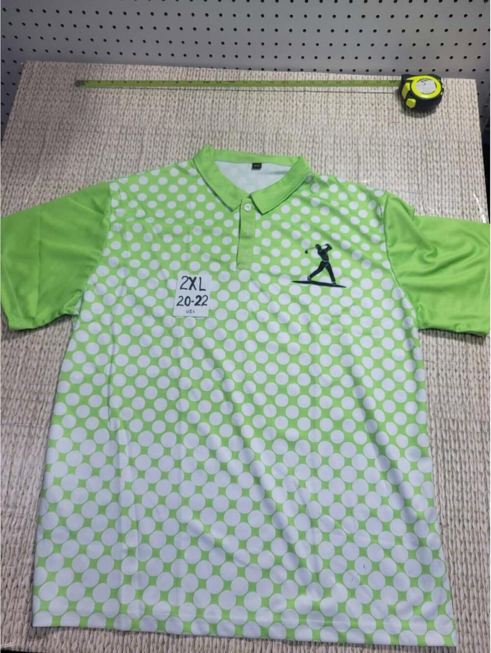 Esto es una playera tipo polo de golf para hombre.